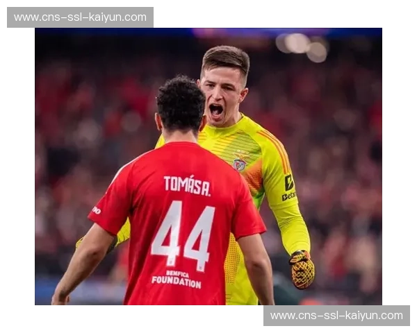 终场哨响,本菲卡门将特鲁宾头球绝杀后狂奔庆祝 终场哨响,本菲卡门将特鲁宾头球绝杀后狂奔庆祝