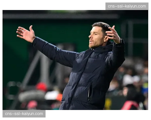 场边视角:勒沃库森主帅阿隆索在绝杀后与助理教练冷静分析战术细节的画面